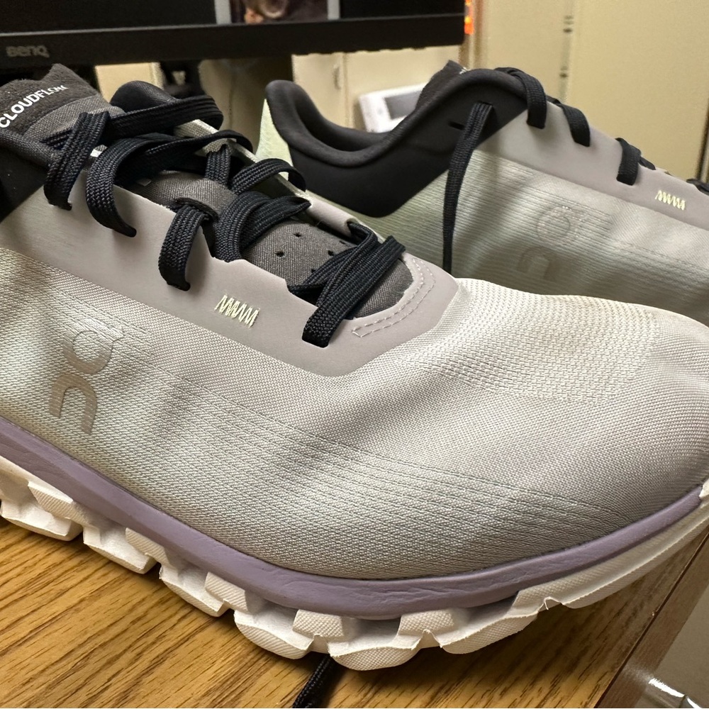 On cloud flow 4 - size 7.5 - excellent